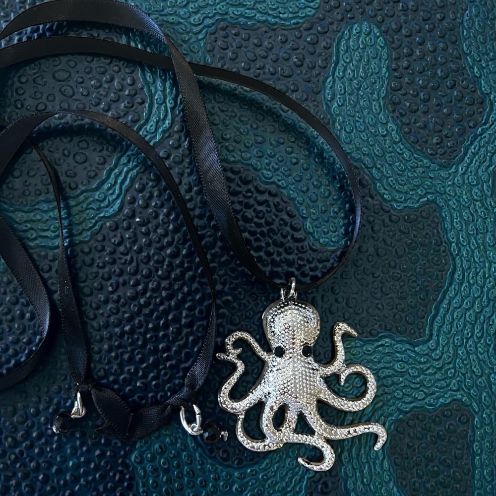 Shiny Silver Toned Octopus Pendant Choker Necklace - Picture 14 of 17
